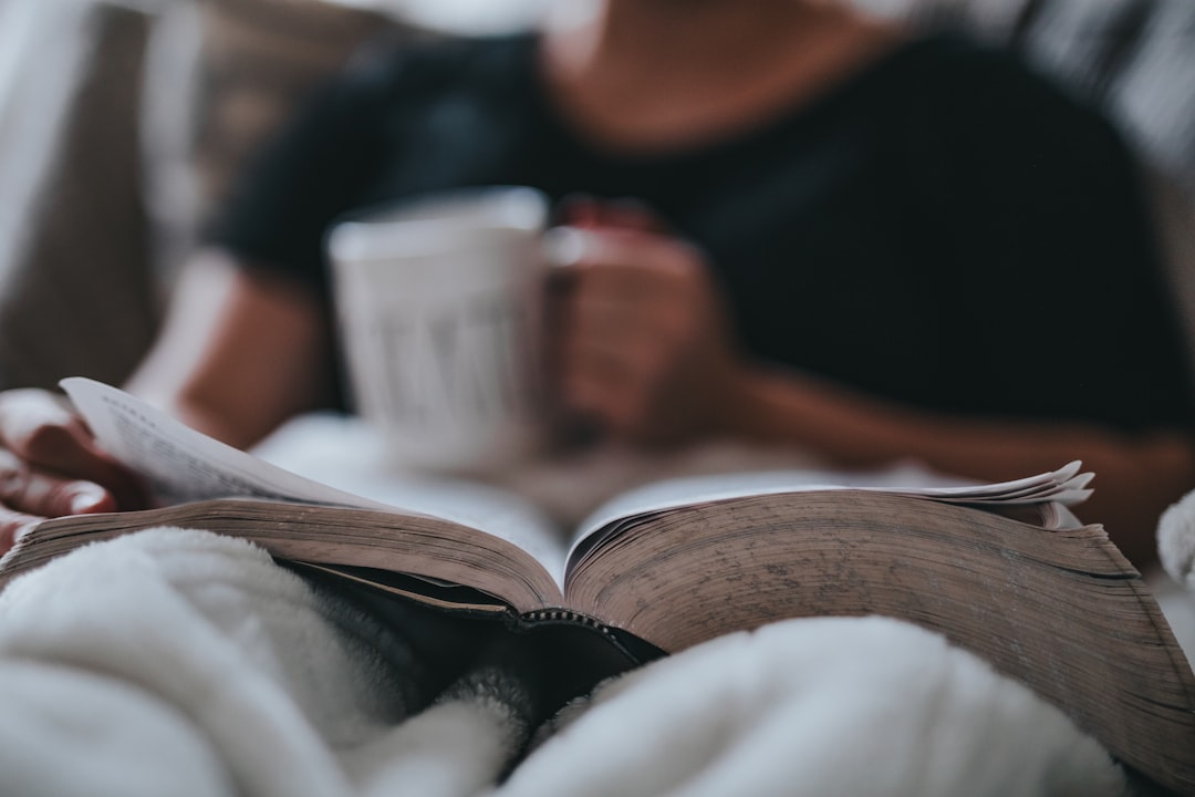 découvrez l'art de créer un coin lecture parfait : un espace cosy et inspirant pour se plonger dans vos livres préférés, entouré d'une ambiance apaisante et chaleureuse.