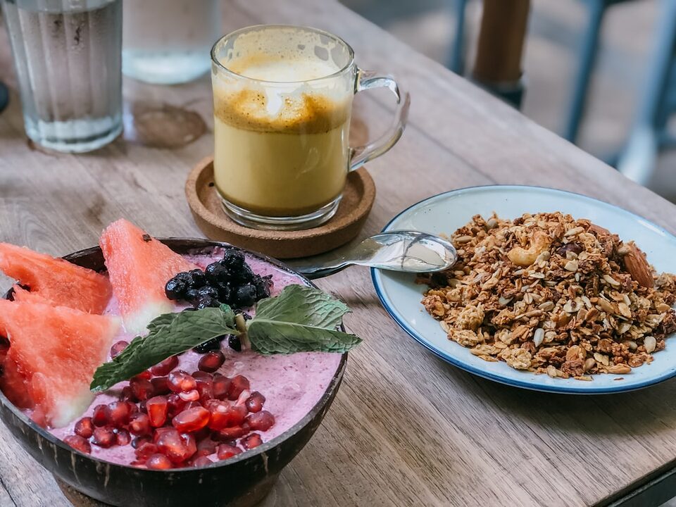 découvrez les smoothie bowls, des bols nutritifs et colorés, préparés à base de fruits frais et de super-aliments. parfaits pour un petit-déjeuner sain ou un en-cas énergisant, ces créations délicieuses allient saveurs et bienfaits nutritionnels. laissez libre cours à votre créativité en les garnissant de noix, graines et fruits pour une explosion de goûts et de textures.