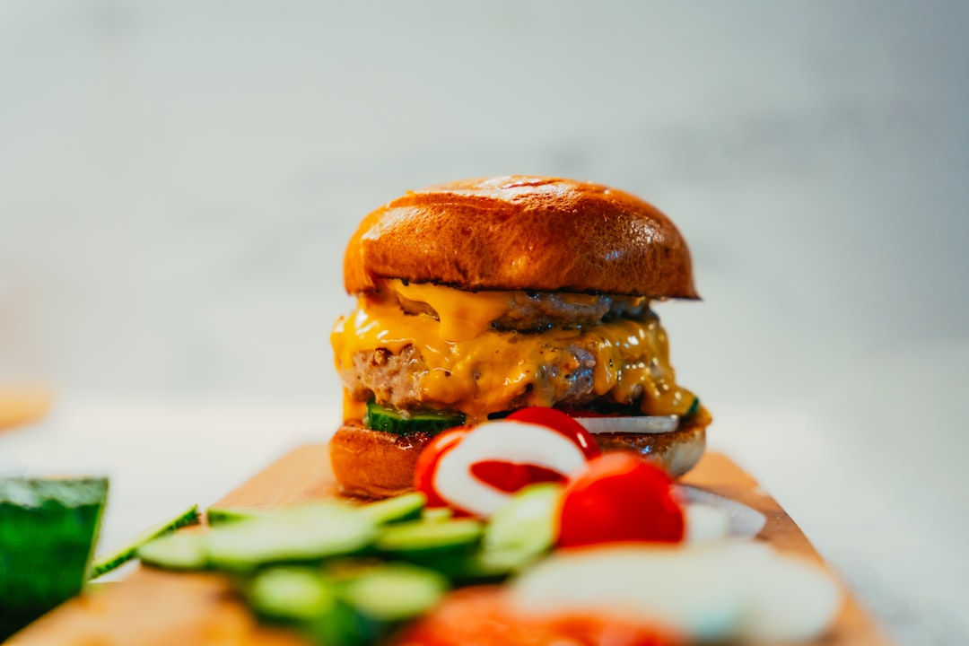 découvrez nos recettes de hamburgers faits maison, savoureux et personnalisables selon vos envies. apprenez à créer des burgers irrésistibles avec des ingrédients frais et de qualité pour régaler vos proches à chaque bouchée !