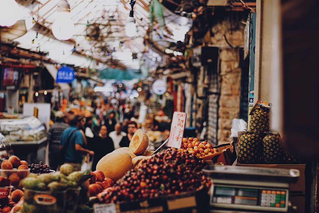 découvrez les marchés locaux où la fraîcheur et l'authenticité se rencontrent. explorez une variété de produits artisanaux, de fruits et légumes de saison, tout en soutenant les producteurs de votre région. immersion dans la culture locale garantie !