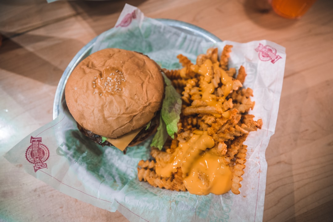 découvrez notre sélection de hamburgers faits maison, préparés avec des ingrédients frais et de qualité. variez les plaisirs avec des recettes originales et savoureuses qui raviront vos papilles et celles de vos invités.