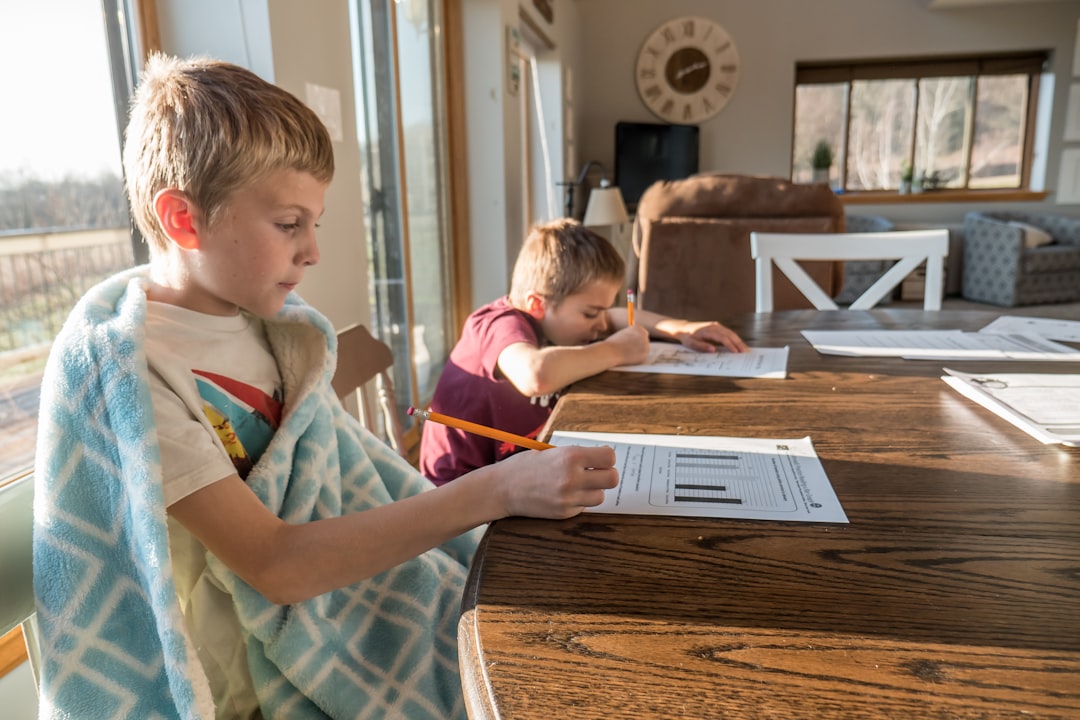 découvrez les avantages du homeschooling, une méthode d'éducation alternative qui permet d'enseigner à domicile. apprenez comment créer un environnement d'apprentissage stimulant, personnaliser le programme scolaire et favoriser l'épanouissement de votre enfant en toute liberté.