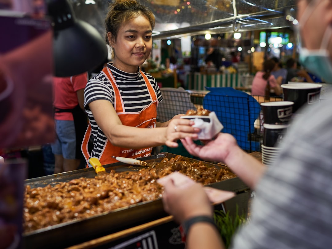 découvrez l'authenticité des marchés locaux, où artisans et producteurs se rassemblent pour vous offrir des produits frais, typiques et pleins de saveurs. explorez un monde vibrant de cultures, de rencontres et de traditions en visitant ces lieux uniques !