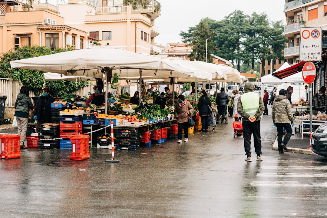 découvrez les marchés locaux, véritables trésors de produits frais et artisanaux. profitez d'une expérience authentique en flânant parmi les étals colorés, en dégustant des spécialités régionales et en soutenant les producteurs locaux. une immersion dans la culture et les saveurs de votre région !