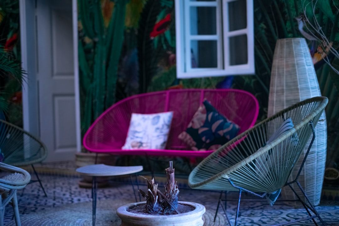 découvrez comment choisir les couleurs d'intérieur qui transformeront votre espace de vie. explorez des conseils pratiques pour harmoniser les teintes, créer des ambiances chaleureuses et personnaliser votre décoration à travers une palette de couleurs tendance.