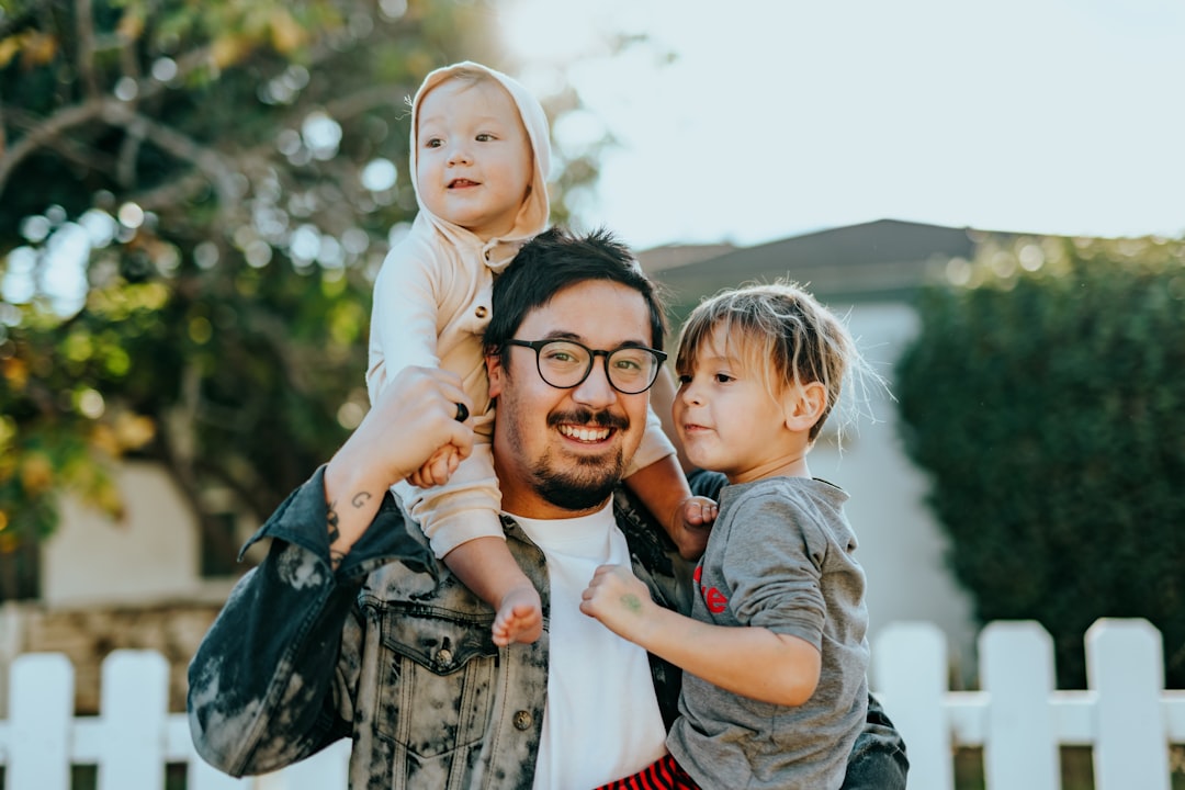 découvrez les bienfaits de la méditation en famille pour améliorer la communication, renforcer les liens affectifs et favoriser le bien-être commun. apprenez à instaurer des moments de sérénité partagés, propices à l'harmonie familiale.