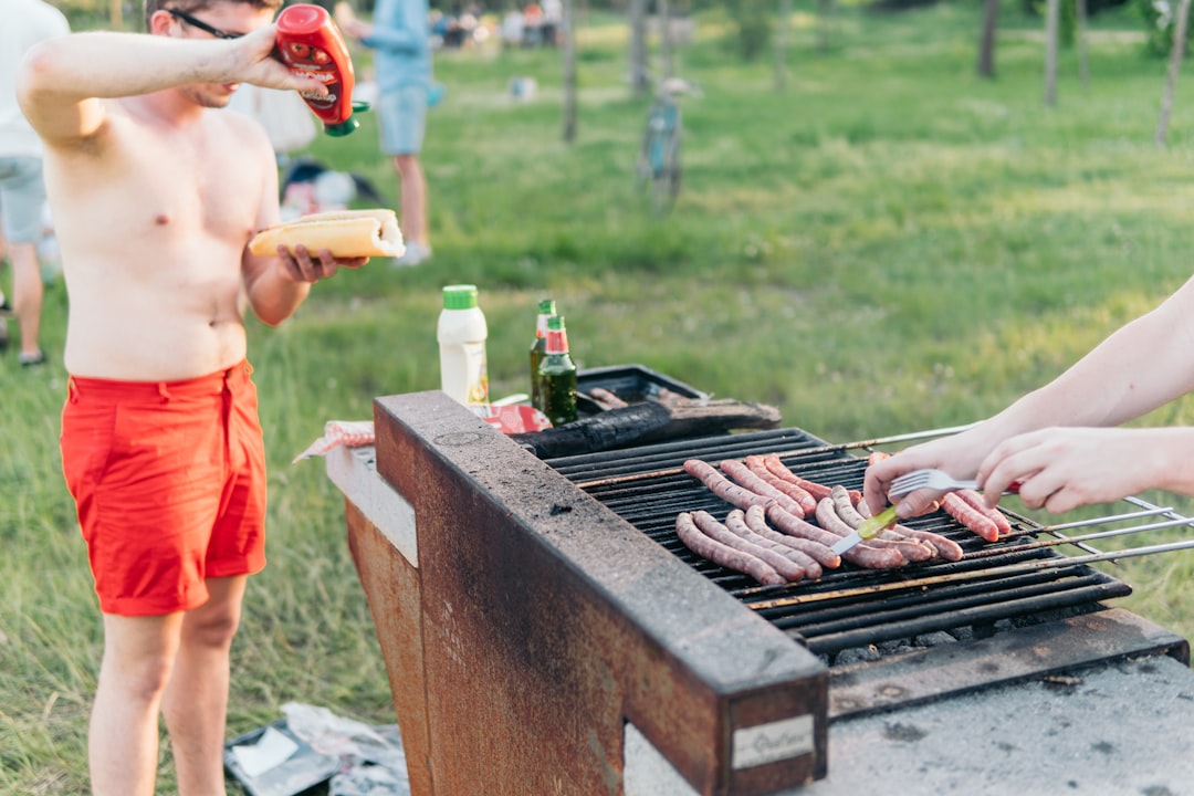 découvrez notre guide complet sur le barbecue : astuces de cuisson, recettes savoureuses, conseils d'entretien et recommandations d'équipement pour réussir vos grillades et profiter pleinement de vos repas en plein air.