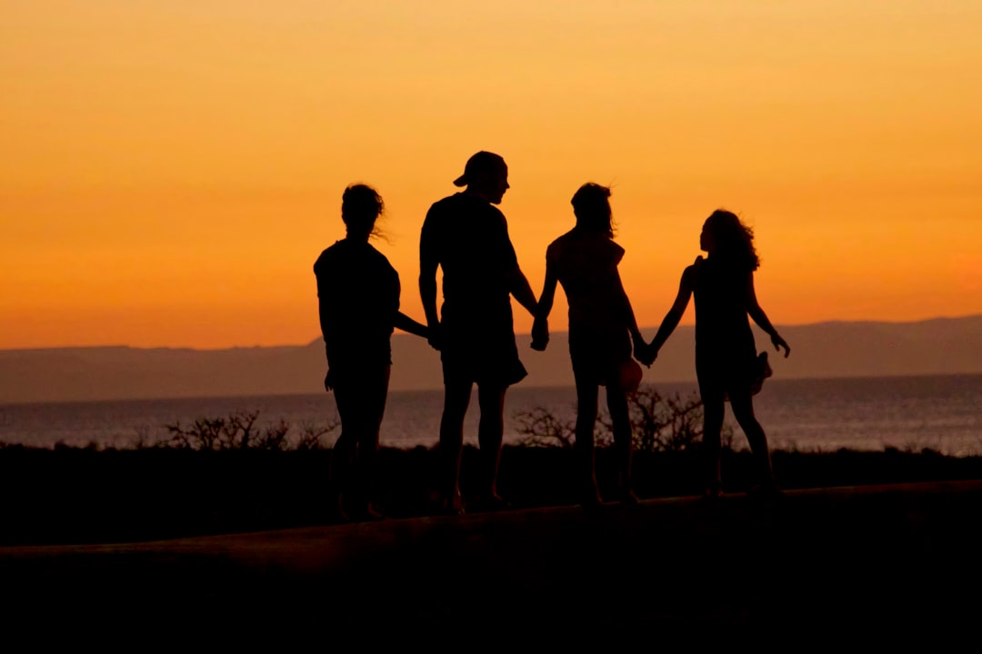 découvrez les bienfaits de la méditation en famille pour renforcer les liens, réduire le stress et favoriser la paix intérieure. apprenez comment pratiquer ensemble pour améliorer votre bien-être collectif.