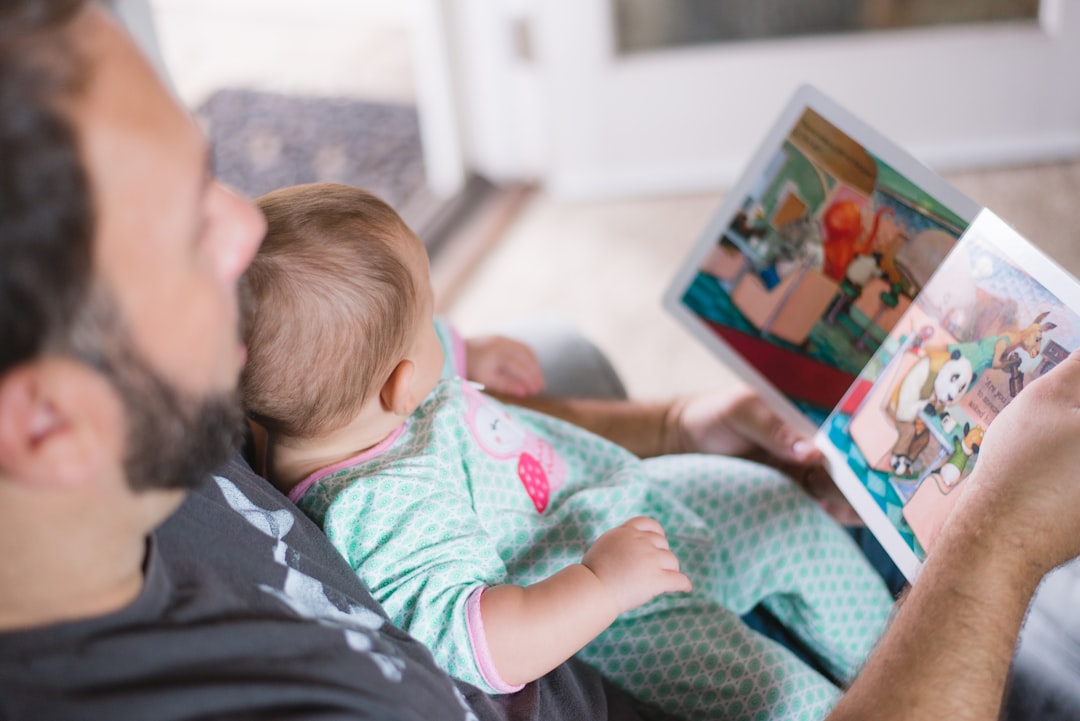 découvrez les bienfaits de la méditation en famille : renforcez les liens, améliorez la communication et favorisez le bien-être de chacun. apprenez à pratiquer ensemble pour créer un climat de paix et de sérénité à la maison.