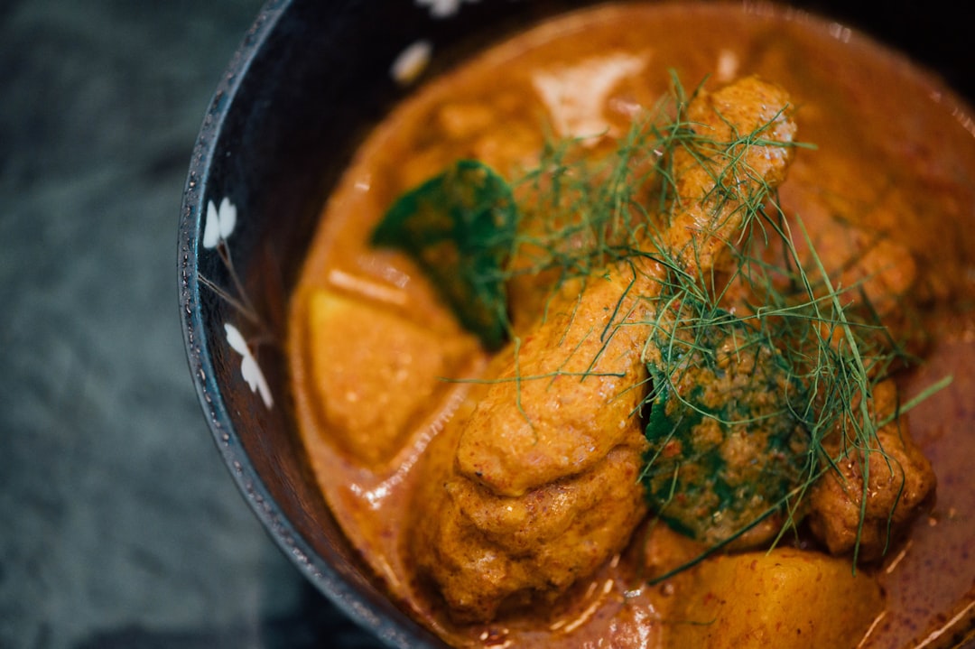 découvrez l'art du curry, une délicieuse fusion d'épices et de saveurs qui réveille vos papilles. explorez des recettes variées, des conseils de préparation et l'histoire fascinante de ce plat emblématique qui traverse les cultures.