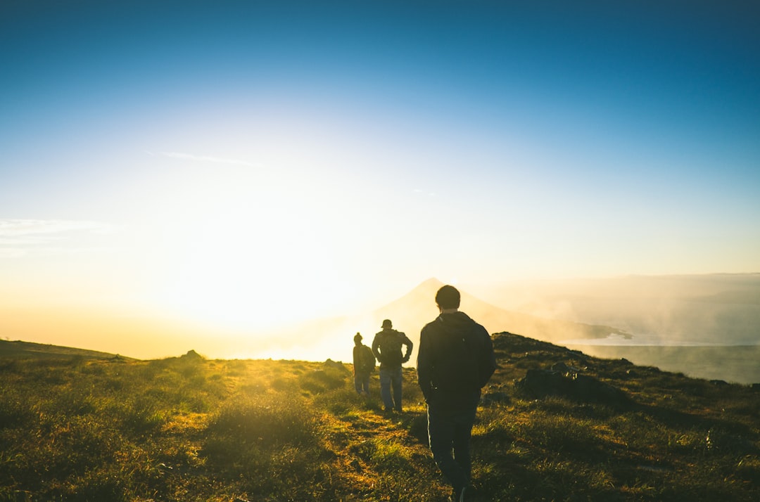 découvrez les plus beaux sentiers de randonnée à travers la nature. que vous soyez débutant ou randonneur aguerri, trouvez des conseils, des itinéraires, et des astuces pour profiter pleinement de vos aventures en plein air.