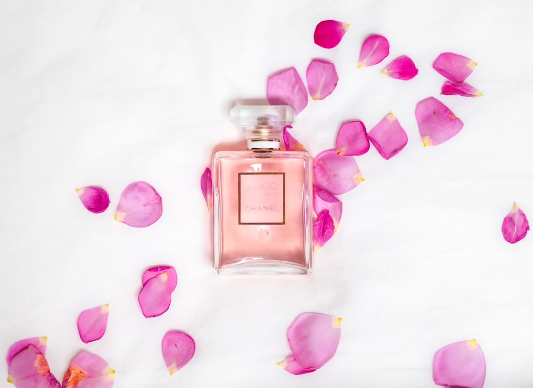 découvrez notre sélection raffinée de parfums, alliant élégance et personnalisation. trouvez le parfum qui vous correspond parmi un large éventail de fragrances envoûtantes, idéales pour chaque occasion.