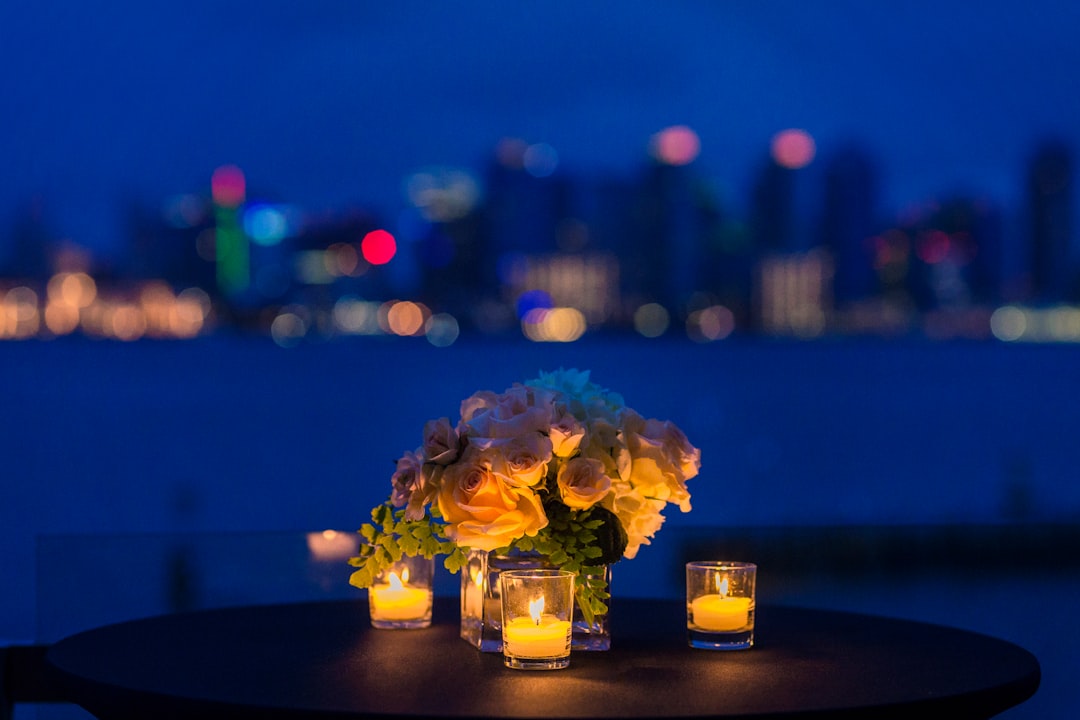 découvrez l'élégance d'un dîner romantique, où chaque plat est une promesse d'amour dans une ambiance intime et chaleureuse. parfait pour célébrer les moments spéciaux avec votre partenaire.