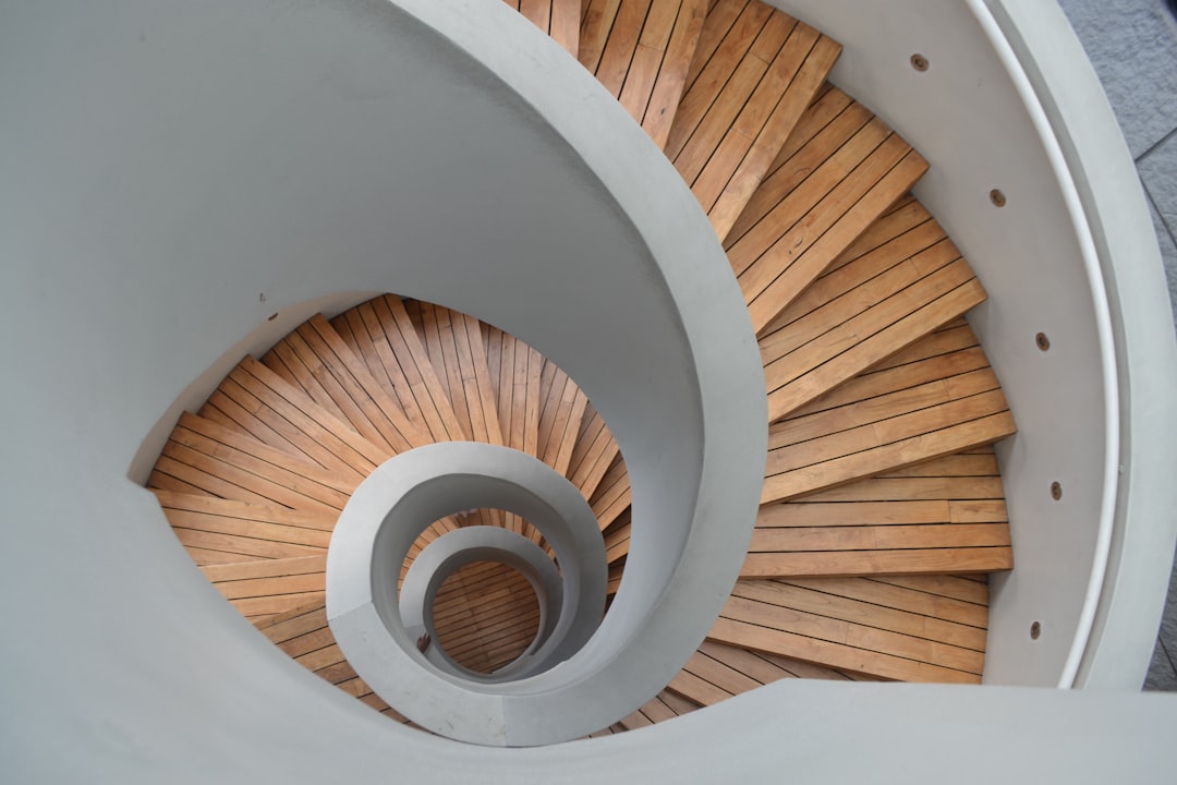 découvrez notre collection de magnifiques escaliers qui allient design moderne et fonctionnalité. transformez votre intérieur avec des escaliers sur mesure, alliant confort et esthétisme, pour un espace à la fois pratique et élégant.