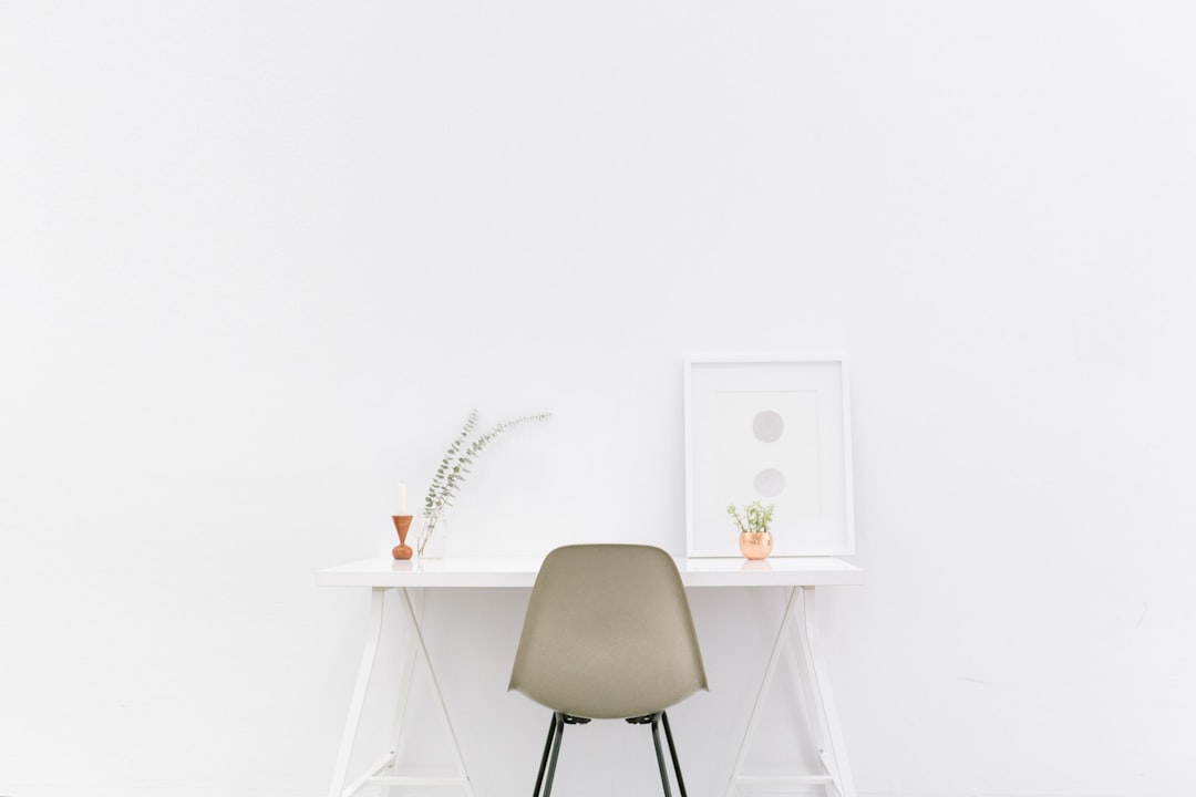 découvrez l'art du minimalisme : un mode de vie qui privilégie la simplicité, l'épure et l'essentiel. apprenez à désencombrer votre espace et votre esprit pour une vie plus riche et sereine.
