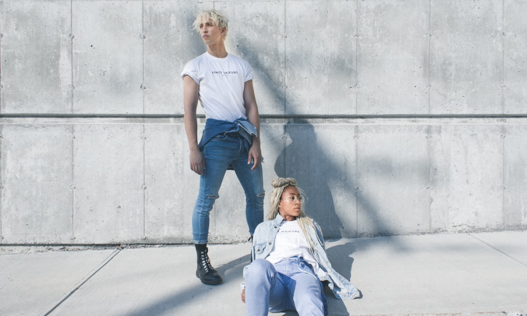 découvrez les tendances mode des célébrités en 2023 ! plongez dans l'univers glamour des stars et retrouvez les styles incontournables qui font parler d'eux sur les tapis rouges et les réseaux sociaux. inspirez-vous des looks audacieux et des choix stylés qui définissent l'année.