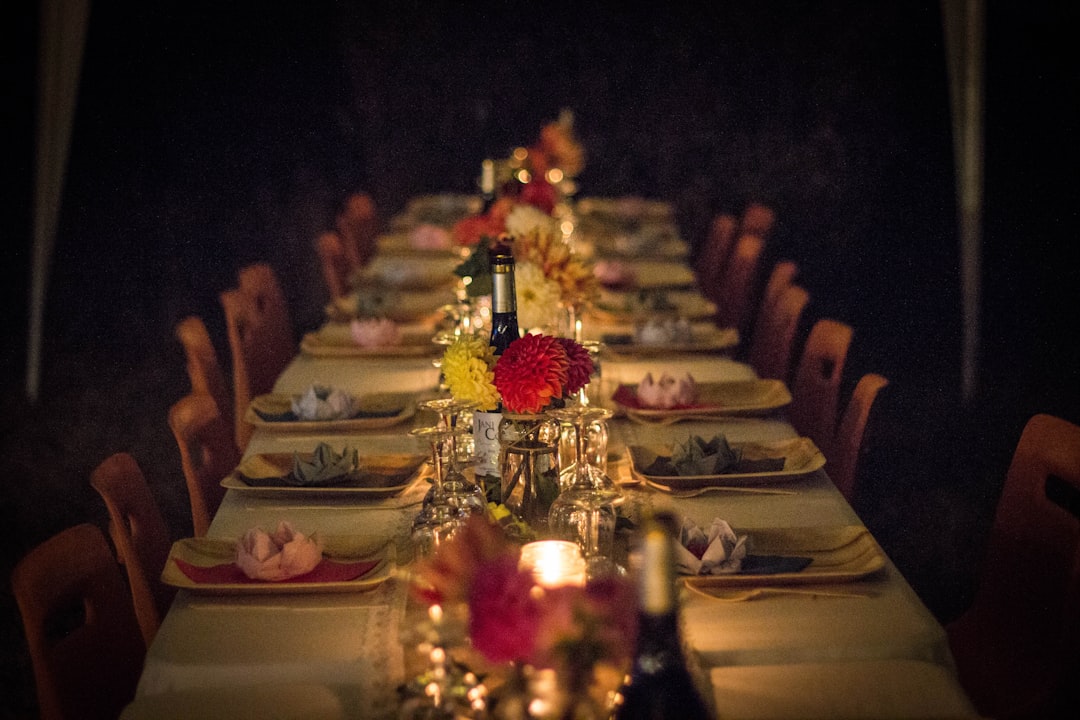 offrez-vous une soirée inoubliable avec notre dîner romantique, où l'ambiance chaleureuse et les délices culinaires se marient pour créer des souvenirs magiques à deux.