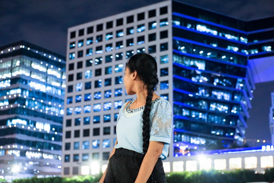 découvrez la révolution des vêtements intelligents : alliant technologie et confort, ces tenues connectées s'adaptent à votre style de vie tout en améliorant votre bien-être. explorez les dernières innovations en matière de smart clothing et transformez votre garde-robe !